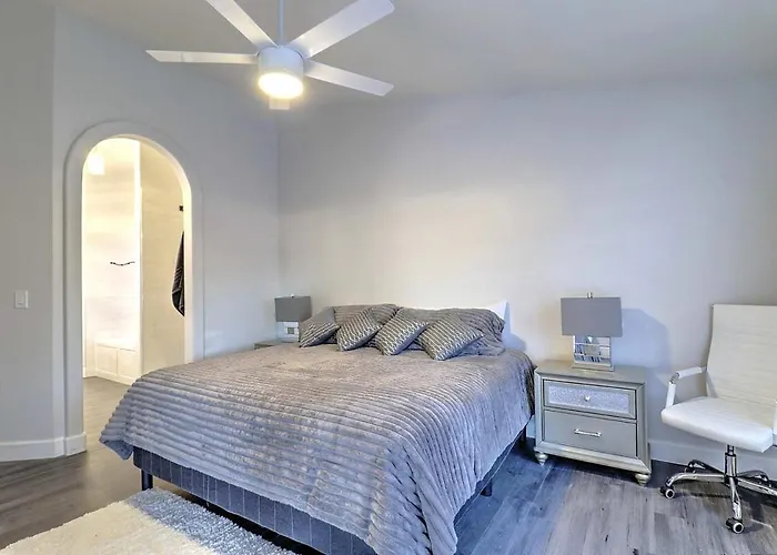 Executive Retreat Near State Farm Stadium Ferienhaus