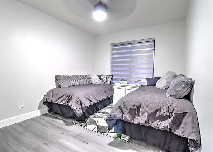 Executive Retreat Near State Farm Stadium Ferienhaus