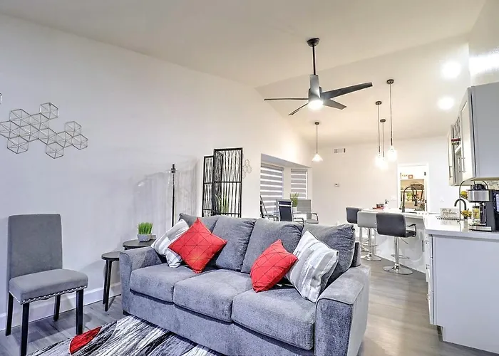 Executive Retreat Near State Farm Stadium Ferienhaus Glendale
