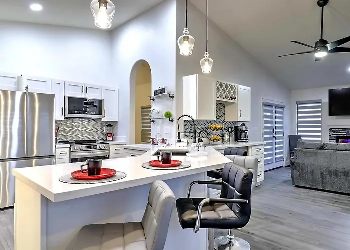 Executive Retreat Near State Farm Stadium Ferienhaus Glendale