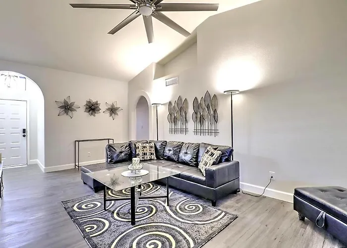 Executive Retreat Near State Farm Stadium Ferienhaus Glendale
